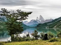 Orilla del Lago del Desierto con el macizo del Fitz Roy al fondo