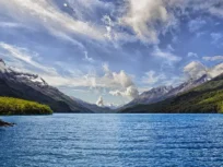 El Lago del Desierto encajonado entre montañas, visto desde la costa