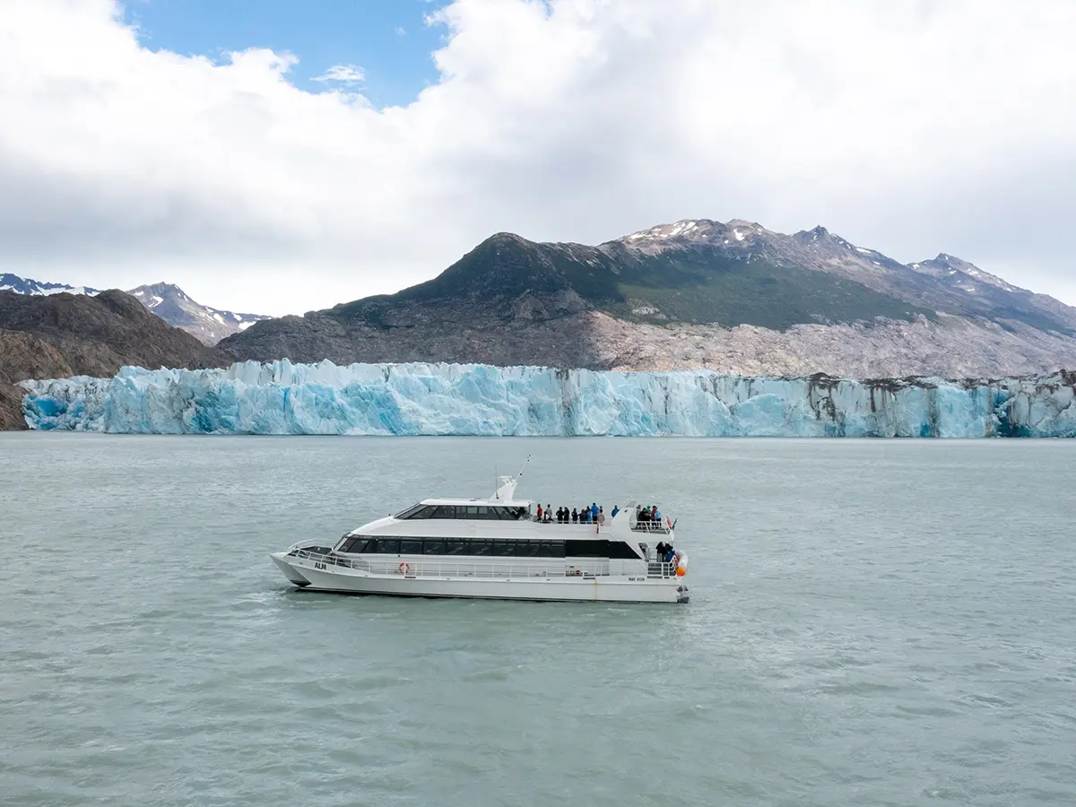 Navegación al frente del Glaciar Viedma