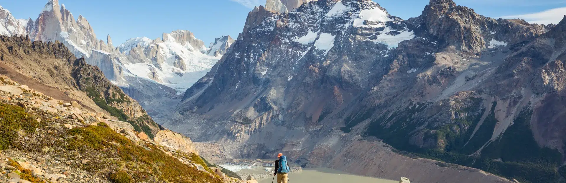 El cordón del Cerro Torre sobre el valle glaciar y la Laguna Torre, Parque Nacional Los Glaciares