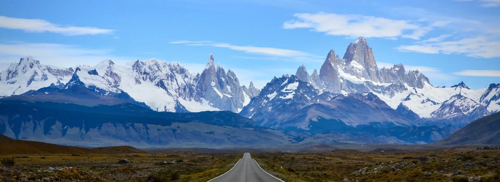 Vista de El Chaltén desde el mirador, con el macizo del Fitz Roy de fondo