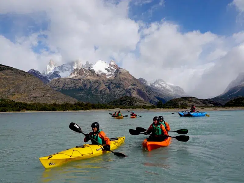 Kayak en aguas calmas del Río de las Vueltas