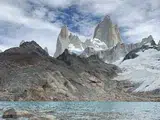 Aguas turquesa de Laguna de los Tres al pie del macizo Fitz Roy y el Glaciar de los Tres
