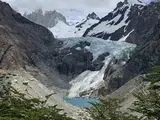 Mirador del Glaciar Piedras Blancas, glaciar colgante sobre su laguna, en el circuito a Laguna de los Tres