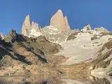 Cumbre del Monte Fitz Roy reflejada en las aguas de Laguna de los Tres al amanecer, El Chaltén