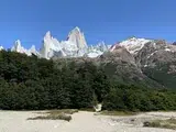 Sendero entre bosque de ñires con las agujas del Fitz Roy de fondo, Parque Nacional Los Glaciares