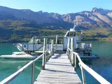 Muelle de madera y catamar&aacute;n sobre el agua esmeralda del Lago del Desierto