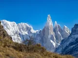 Las agujas del Cerro Torre con cielo despejado, vistas desde el sendero