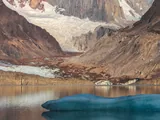 T&eacute;mpano azul flotando en Laguna Torre, con la lengua del Glaciar Grande al fondo